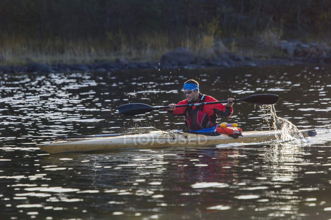 Homme mûr kayak en mer Baltique — Photo de stock