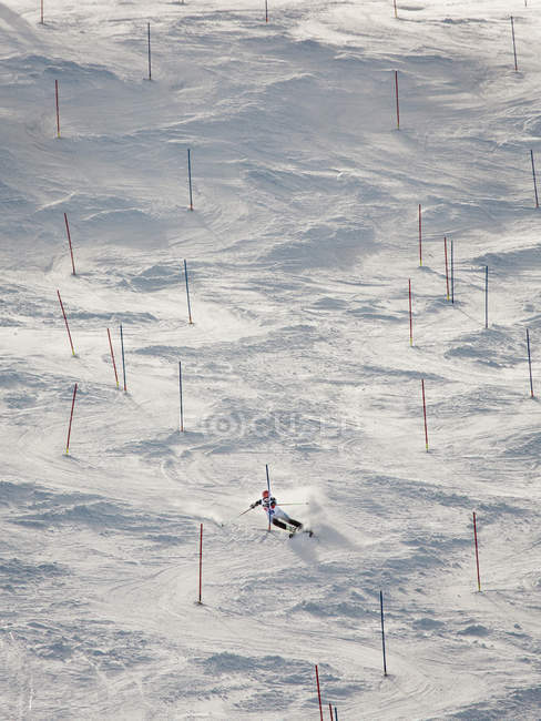 Elevated view of skier going down slope — Stock Photo
