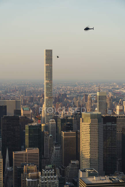 Paisaje urbano de Nueva York con helicóptero, Norteamérica - foto de stock