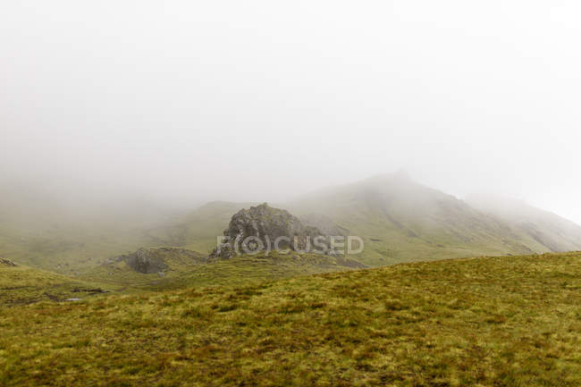 Туман над Стариком Сторром на острове Скай, Шотландия — стоковое фото