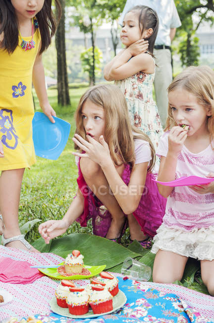 Crianças em piquenique de aniversário, foco em primeiro plano — Fotografia de Stock