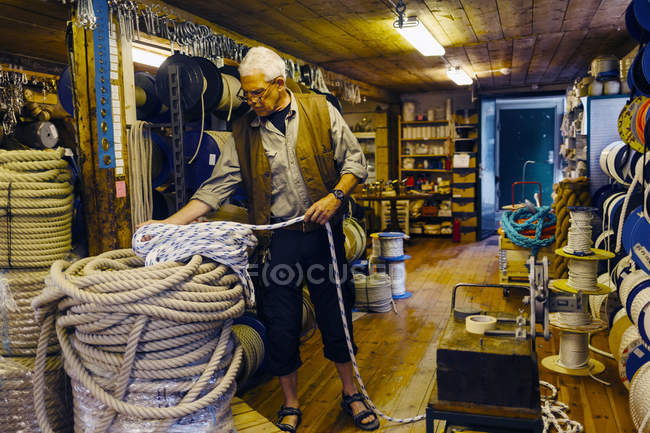 Fabricante de cordas na loja, foco seletivo — Fotografia de Stock