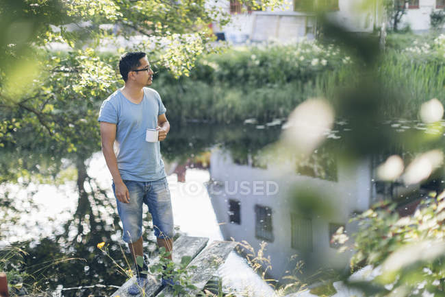 Homem adulto médio em pé ao lado do rio em Mortfors, Suécia — Fotografia de Stock