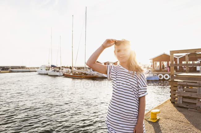 Дівчинка-підліток стоїть в гавані в hano, Швеція, зосередитися на передньому плані — стокове фото