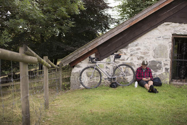 Mann mit Fahrrad lehnt an Haus in lerum, Schweden — Stockfoto
