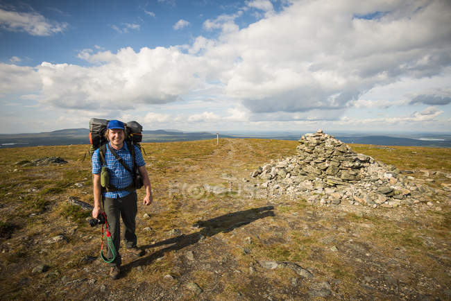 Людина, що стоїть на вершині пагорба в національному парку Паллас-Ялстунтурі в Лапландії, Швеція — стокове фото