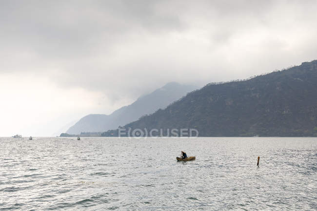 Barco en el Lago Atitilan en Guatemala - foto de stock