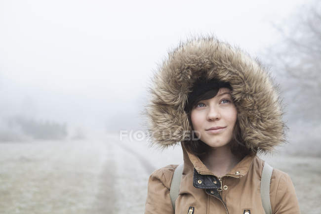 Ritratto di adolescente circondata da nebbia a Blekinge, Svezia — Foto stock