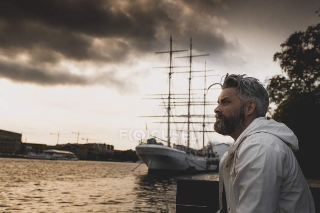 Man at harbor in Stockholm, Sweden, focus on foreground — Stock Photo