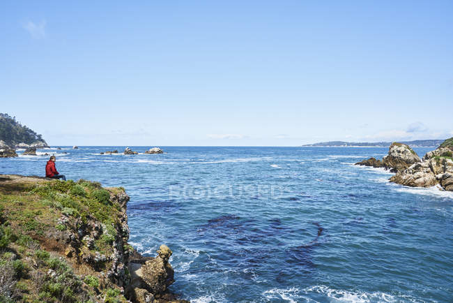 Man sitting on cliff at Big Sur in California, USA — Stock Photo