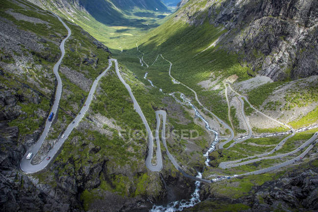 Estrada Trollstigen através de montanhas na Noruega — Fotografia de Stock