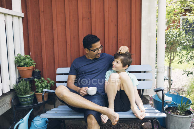 Uomo con ragazzo che beve caffè fuori a Mortfors, Svezia — Foto stock