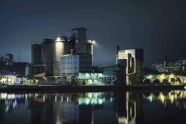 Silo e fábrica à noite em Estocolmo, Suécia — Fotografia de Stock