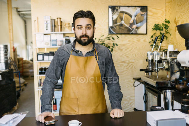 Propriétaire d'une petite entreprise regardant caméra au café torréfacteur — Photo de stock