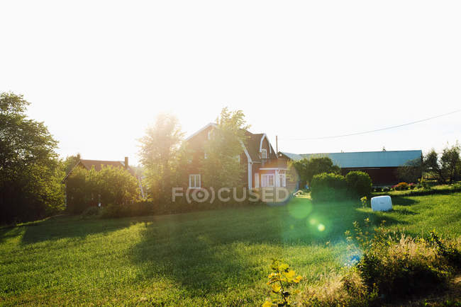 Vista panorámica de la casa rural en Smaland, Suecia - foto de stock