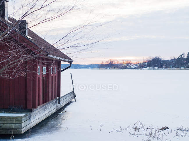 Cabina in legno nella neve a Sigtuna, Svezia — Foto stock