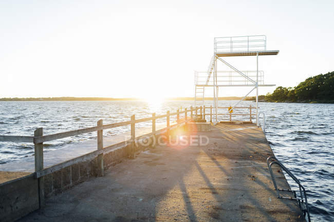 Muelle en el puerto de Karlskrona en Suecia, enfoque selectivo - foto de stock