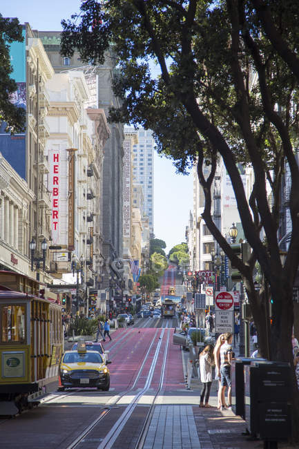 Bondes na rua em San Francisco, Califórnia, foco seletivo — Fotografia de Stock
