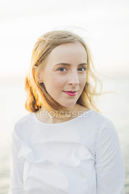 Retrato de uma jovem mulher em Karlskrona, Suécia — Fotografia de Stock