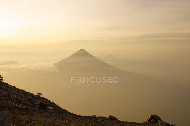 Scenic view of Volcan de Fuego erupting in Acatenango, Guatemala — Stock Photo