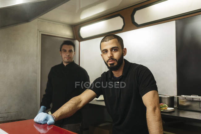 Trabalhadores em caminhão de alimentos, foco em primeiro plano — Fotografia de Stock