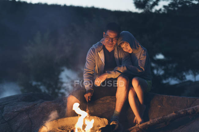 Vater und Sohn am Lagerfeuer, Fokus auf Vordergrund — Stockfoto