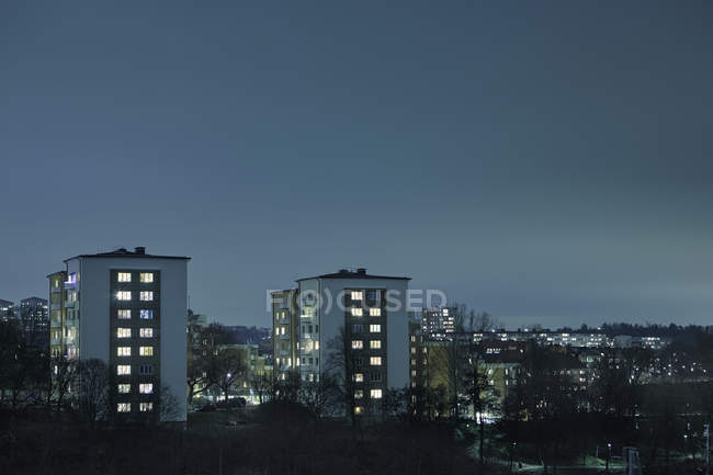 Mehrfamilienhäuser in der Nacht in Stockholm, Schweden — Stockfoto