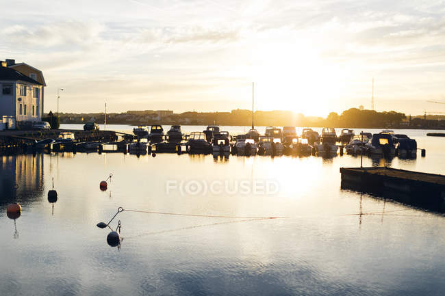 Bateaux à la marina au coucher du soleil à Karlskrona, Suède — Photo de stock