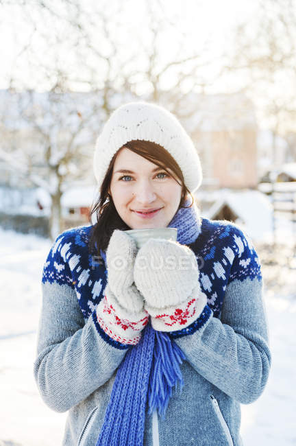 Jovem mulher com copo na neve em Enskede, Suécia — Fotografia de Stock