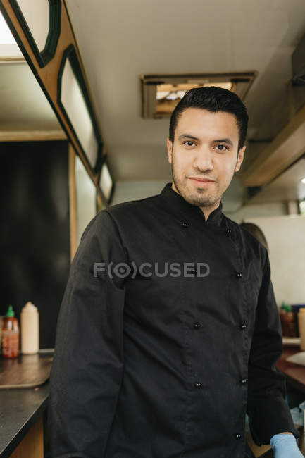Chef em caminhão de alimentos, foco em primeiro plano — Fotografia de Stock