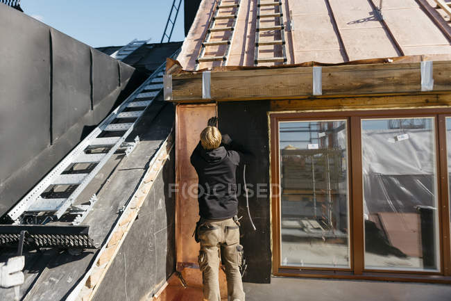 Roofer trabalhando em construção em Estocolmo, Suécia — Fotografia de Stock