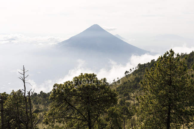 Vista panoramica del Volcan de Fuego che erutta ad Acatenango, Guatemala — Foto stock