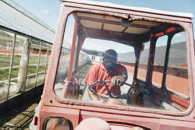 Travailleur de jardinerie sur tracteur, orientation sélective — Photo de stock
