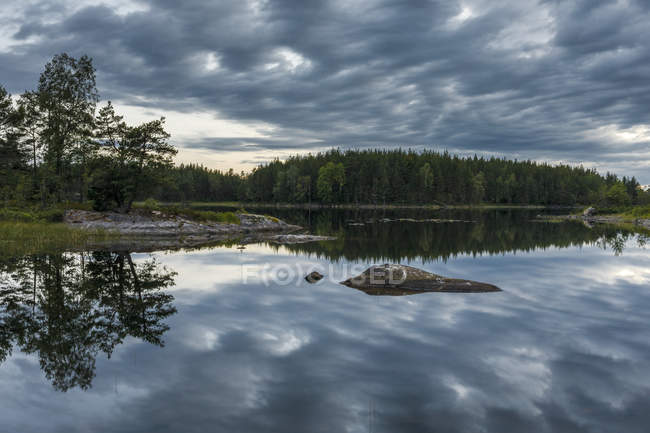Céu nublado refletindo sobre o rio em Ostergotland, Suécia — Fotografia de Stock