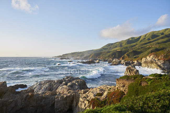 Vista panoramica delle onde dalle scogliere in Big Sur, USA — Foto stock