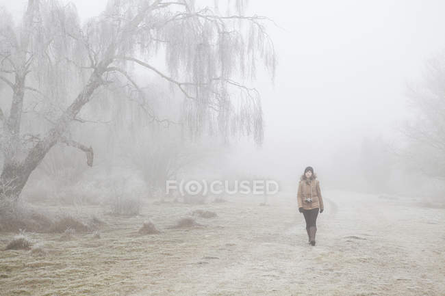 Девочка-подросток, проходящая через туман в Блекинге, Швеция — стоковое фото
