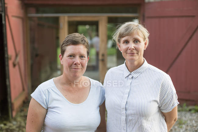 Retrato de duas mulheres olhando para a câmera — Fotografia de Stock