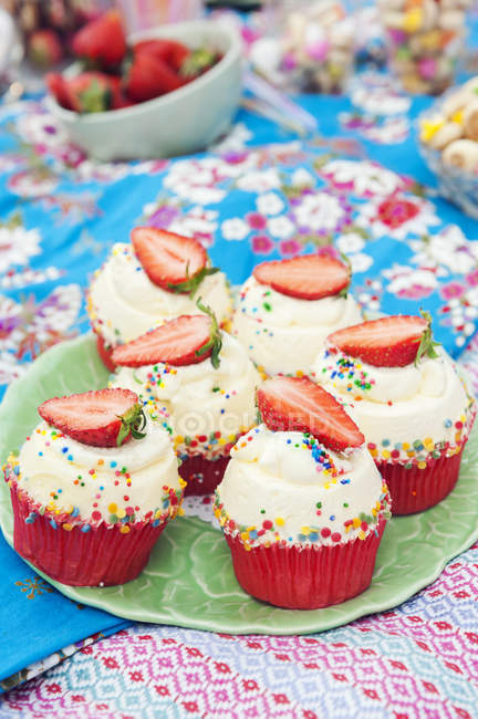 Cupcakes de morango no piquenique de aniversário, foco seletivo — Fotografia de Stock