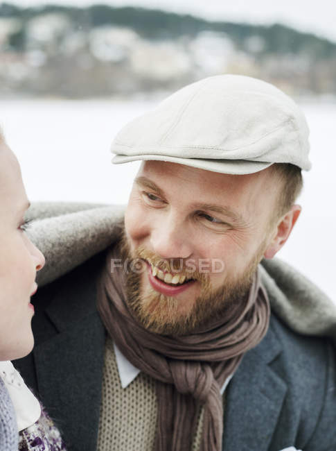 Junger Mann und Frau lächelnd, Fokus auf den Vordergrund — Stockfoto