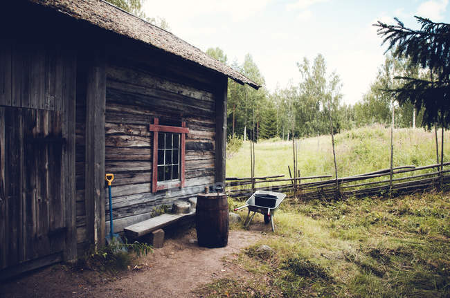 Cabaña de madera en el Parque Nacional de Seitseminen, Finlandia, enfoque selectivo - foto de stock