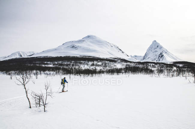 Uomo sciare in inverno a Lyngen, Norvegia — Foto stock
