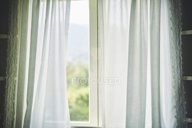 Tende bianche su finestra chiusa, messa a fuoco selettiva — Foto stock
