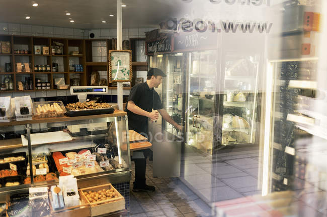 Fishmonger meia geladeira na loja, foco seletivo — Fotografia de Stock
