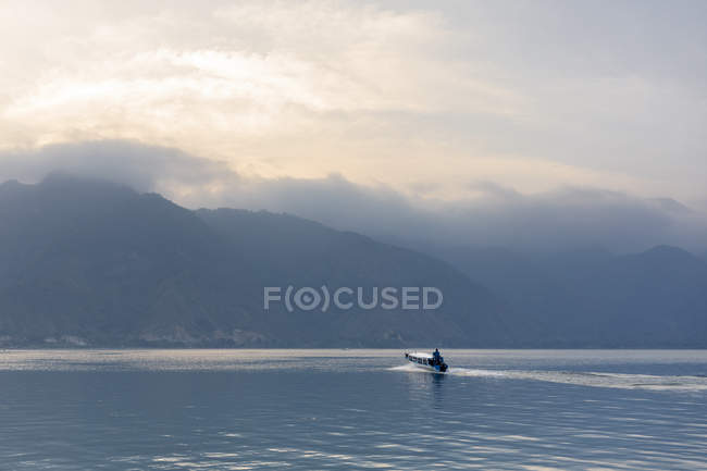 Vista panorâmica do barco de pesca no Lago Atitilan, na Guatemala — Fotografia de Stock