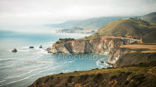 Vue panoramique sur les falaises par la mer en Californie, États-Unis — Photo de stock