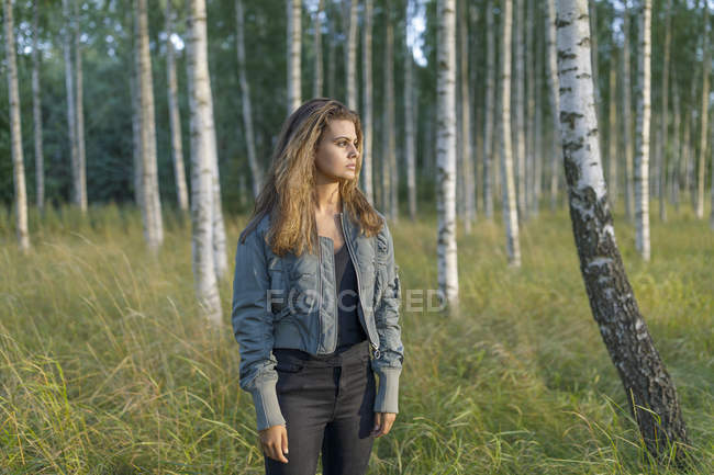Ragazza adolescente in piedi nella foresta, concentrarsi sul primo piano — Foto stock