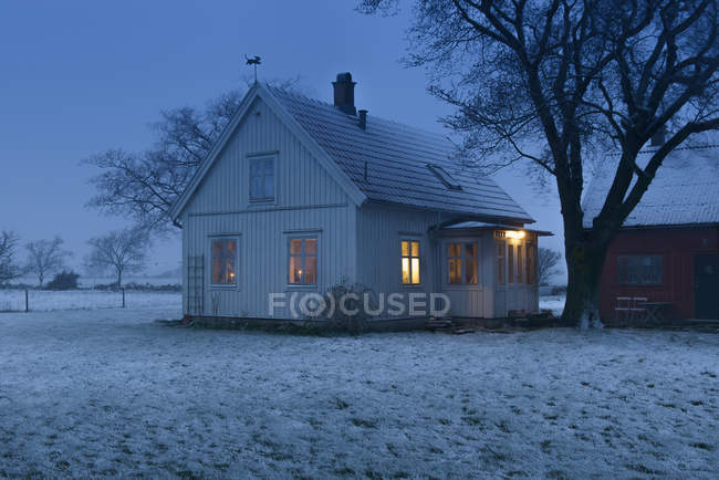 Casa de madeira na neve à noite em Oland, Suécia — Fotografia de Stock
