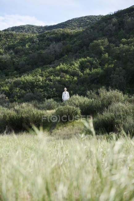 Людина, що стоїть на полі в Каліфорнії, США, селективний фокус — стокове фото
