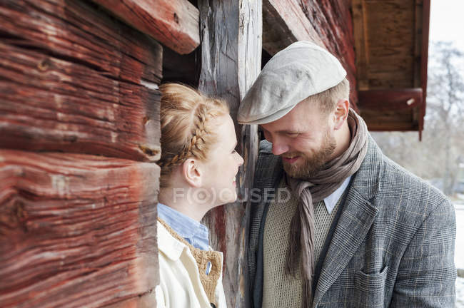Giovane coppia sorridente a vicenda fuori cabina — Foto stock