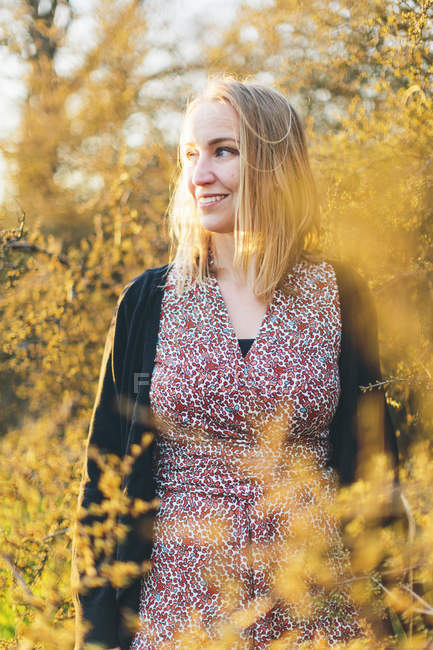 Портрет молодой женщины в кустах в Блекинге, Швеция — стоковое фото